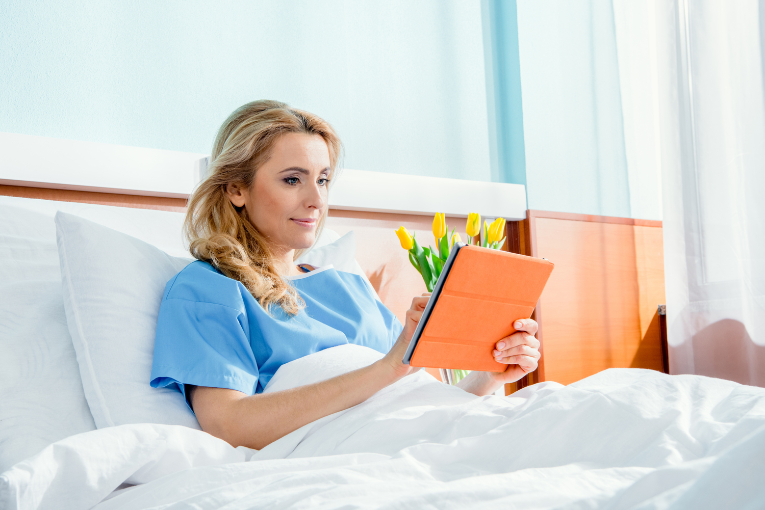 What are the causes and symptoms of external Hemorrhoids?